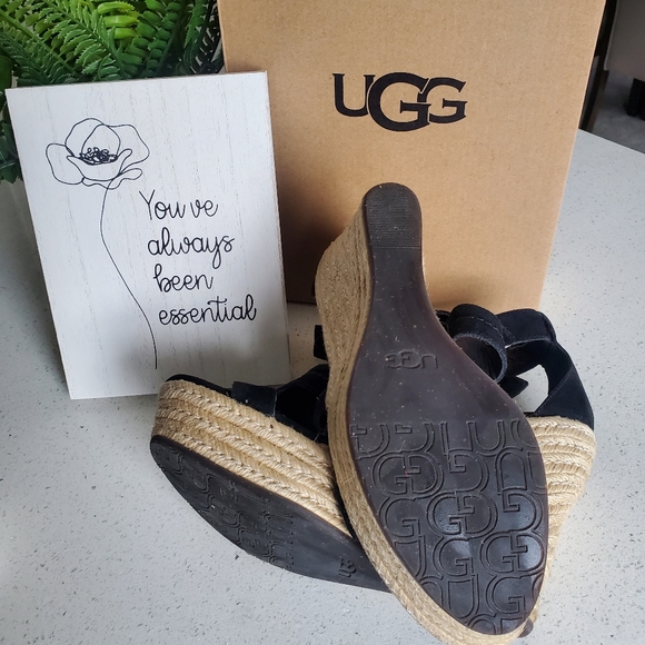 Ugg Wedge Sandle - Picture 3 of 3